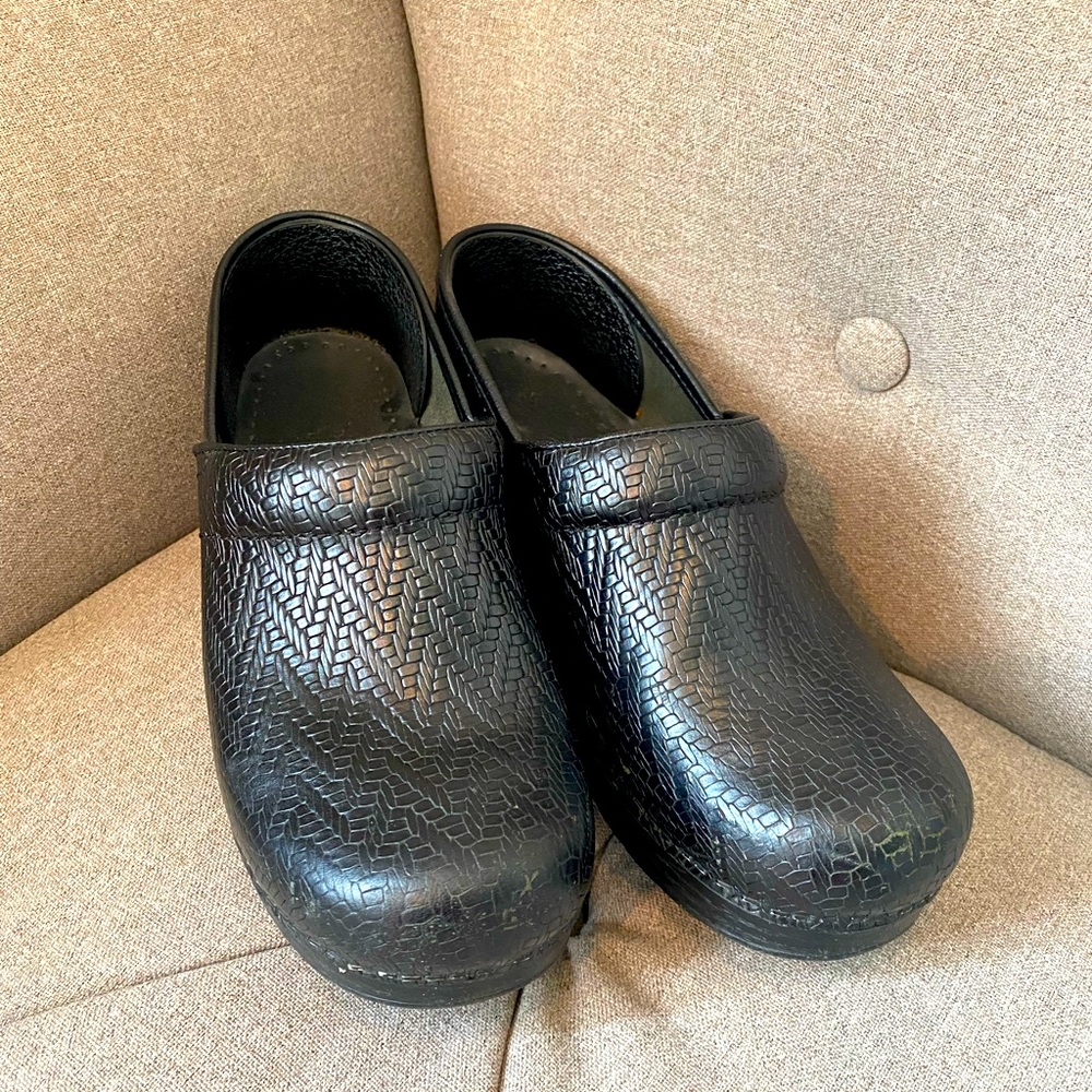 Black textured Dansko clogs size 39